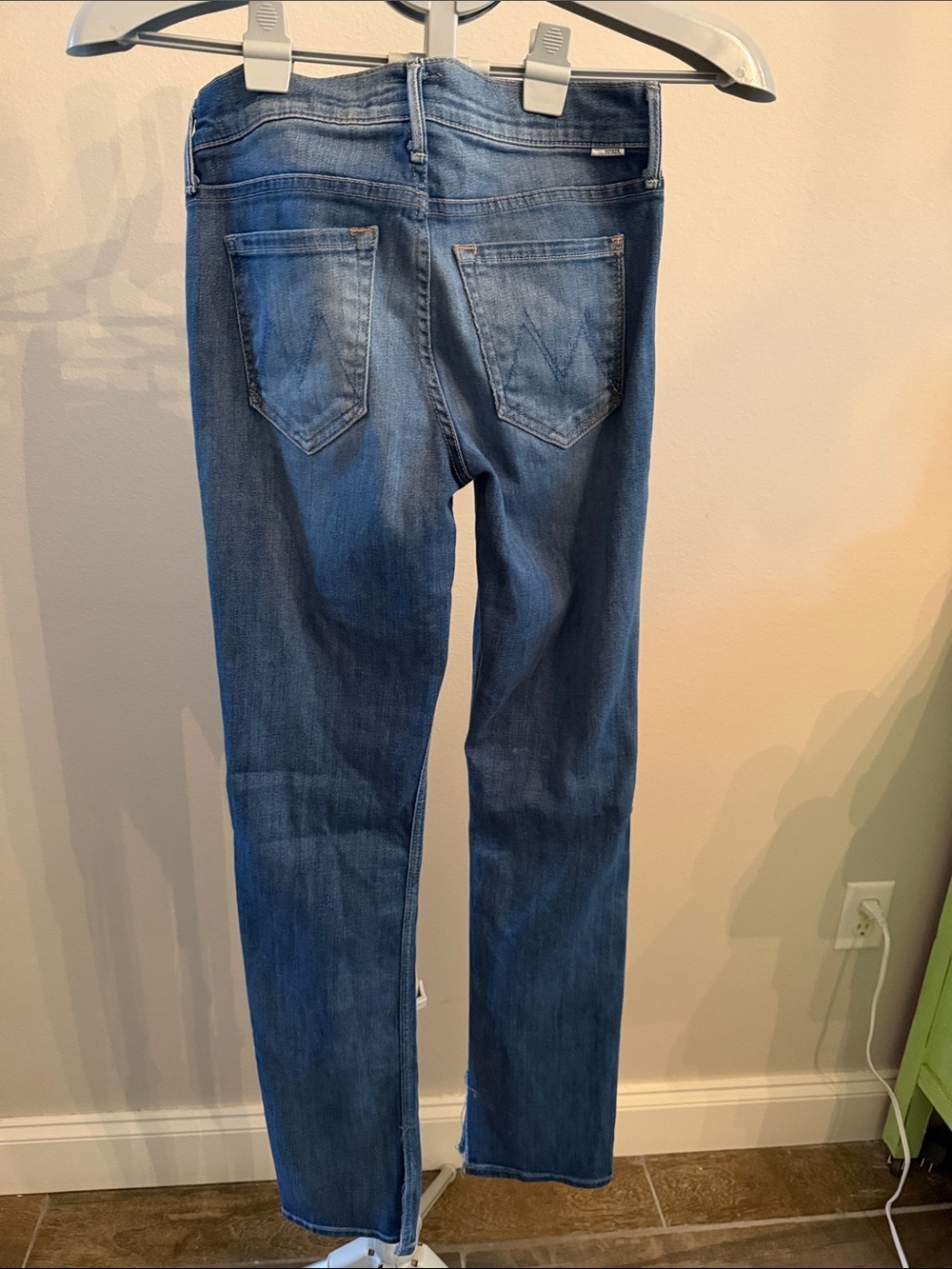 MOTHER The Split Rascal Straight-Leg Jeans in Medium Blue Wash